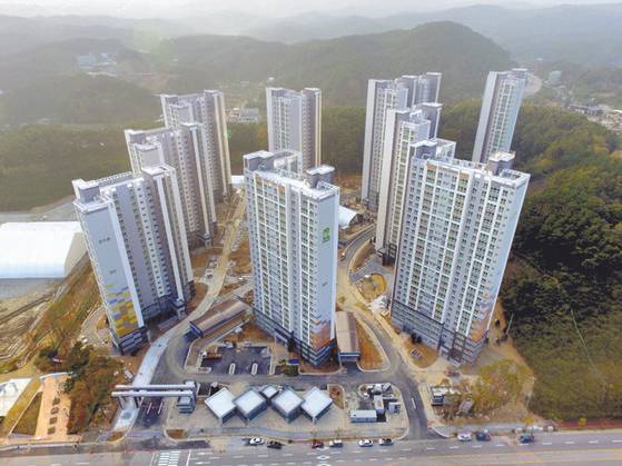 2018 평창 동계올림픽대회 및 동계패럴림픽대회 선수촌이 15일 준공됐다. 평창선수촌은 평창과 정선에서 경기를 치르는 설상경기 선수단이 생활하며, 강릉선수촌은 빙상경기 선수단이 머무를 예정이다.   선수촌은 내년 2월 1일 공식 개촌되며, 평창선수촌은 동계올림픽과 동계패럴림픽, 강릉선수촌은 동계올림픽대회에 활용된다.   사진은 강릉선수촌의 모습. [사진 평창올림픽 조직위원회]