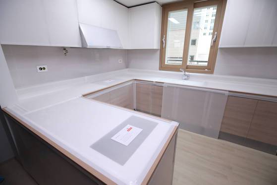 2018 평창 동계올림픽대회 및 동계패럴림픽대회에서 선수들이 생활할 선수촌이 15일 언론에 공개됐다.   2015년 7월 첫 삽을 뜬 평창선수촌, 강릉선수촌은 이날 2년 5개월 만에 준공됐다. 평창선수촌은 평창과 정선에서 경기를 치르는 설상경기 선수단이 생활하며, 강릉선수촌은 빙상경기 선수단이 머무를 예정이다.   선수촌은 내년 2월 1일 공식 개촌되며, 평창선수촌은 동계올림픽과 동계패럴림픽, 강릉선수촌은 동계올림픽대회에 활용된다.   사진은 6인용 숙소의 부엌 모습. [평창=연합뉴스]