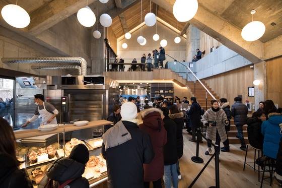 매장은 28일 오픈 이후 연일 손님들의 발길이 끊이지 않는다. 손님들은 영하 10도의 날씨 속에서도 1시간에 가까운 웨이팅을 감수하며 빵을 사간다. [사진 타르틴 베이커리 서울]