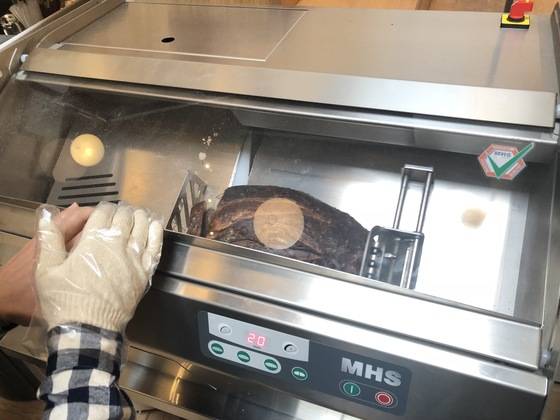 빵을 잘라주는 기계. 원하는 두께(mm)를 입력하면 단단한 빵이 순식간에 깔끔하게 잘린다. 이용을 원하면 직원에게 부탁하면 된다.