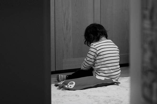 ⓒ시사IN 신선영 어제 일어난 끔찍한 사건이 오늘 일어난 더 끔찍한 사건으로 덮여 대중의 기억 속에서 멀어질 정도로아동 학대와 아동 살해 사건은 더 잦고 참혹해지고 있다.