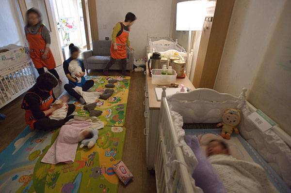 ⓒ시사IN 이명익 서울의 한 교회 베이비박스에 들어온 아이들을 자원봉사자들이 돌보고 있다.