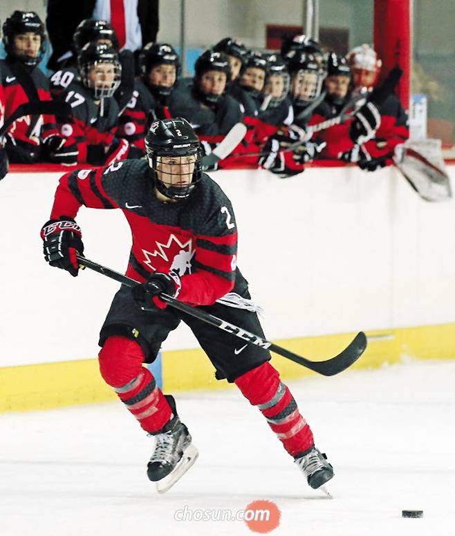 캐나다 아이스하키의 전설 메간 아고스타는 지난 3차례 올림픽 15경기에 나서 15골, 23어시스트를 기록한 레전드다. 2년 6개월간 밴쿠버 경찰로 일하던 그는 평창 무대에 서기 위해 휴직계를 내고 빙판으로 돌아왔다. 31일 연세대와의 평가전(인천 선학국제빙상경기장)에서 상대 진영을 돌파하는 모습. /오종찬 기자