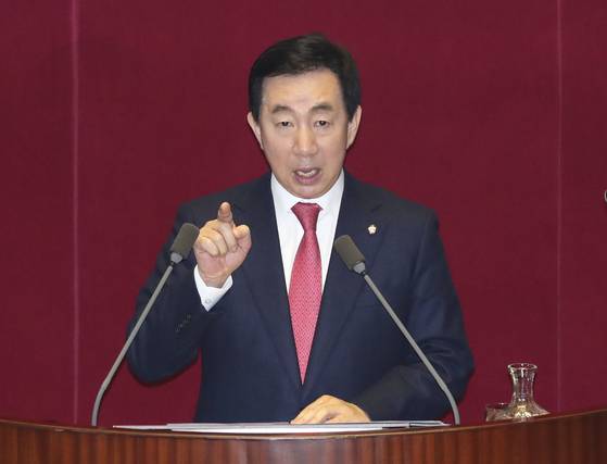 김성태 자유한국당 원내대표가 1일 국회 본회의장에서 교섭단체 대표 연설을 하고 있다. 임현동 기자