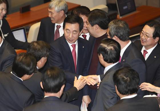 김성태 자유한국당 원내대표가 1일 국회 본회의장에서 교섭단체 대표 연설을 마친 뒤 소속의원들의 격려를 받고 있다. 임현동 기자