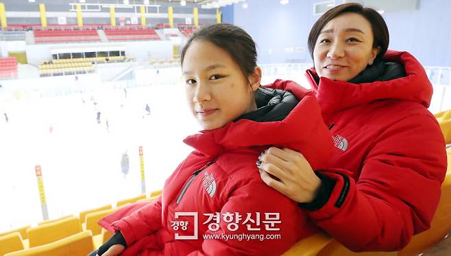 한국 쇼트트랙의 전설 전이경(오른쪽)이 1일 경기 고양의 어울림누리 얼음마루에서 자신이 지도한 싱가포르의 유일한 국가대표 샤이엔 고와 함께 기념촬영을 하고 있다. 고양 | 김창길 기자
