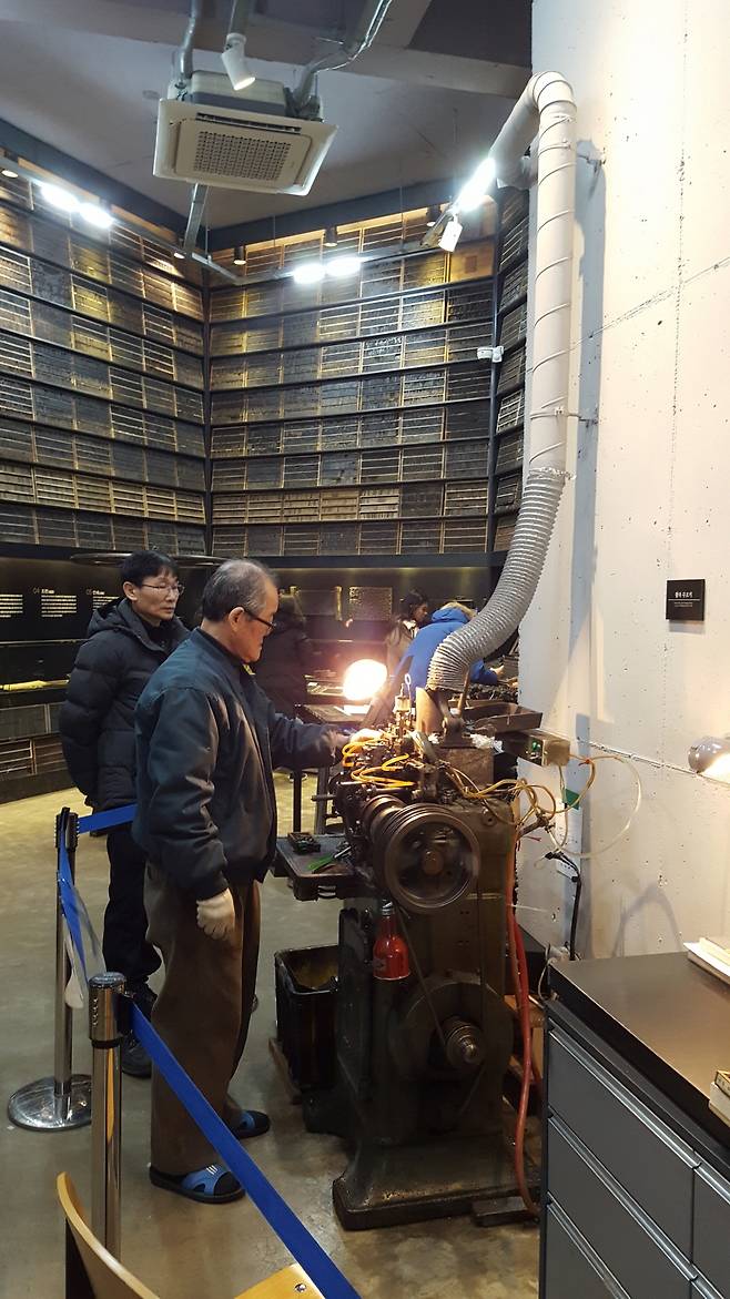 1층 인쇄 전시관에서는 활자를 찍어내는 주조기가 지금도 작동 중이다. 수십 만 자가 넘는 활판 글자들을 만날 수 있다