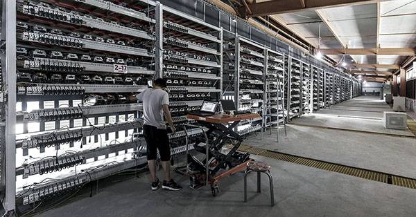 ⓒEPA 2017년 8월11일 중국 내몽골에 위치한 세계 최대 비트코인 채굴업체 비트마인에서 가상통화 채굴을 위해 수많은 컴퓨터를 작동하고 있는 모습.