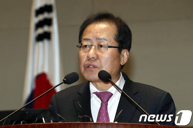 홍준표 자유한국당 대표가 1일 오후 서울 여의도 국회 예결위회의장에서 열린 의원총회에서 모두발언을 하고 있다. 2018.2.1/뉴스1 © News1 안은나 기자