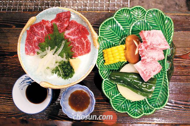 료칸에서 제공하는 가이세키 요리에 나오는 말고기 육회 '바사시'(왼쪽)와 소고기 구이 모둠(오른쪽). / 이동휘 특파원