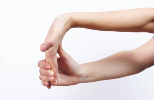 손목이 저릿하고 엄지손가락에 통증이 있으면서 힘이 빠진다면 손목터널증후군을 의심해야 한다. 이때는 사진처럼 손바닥을 꺾어주는 운동을 하는 게 좋다. 사진-헬스조선DB