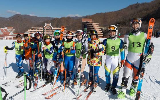 기념촬영하는 남북 선수들   (마식령=연합뉴스) 1일 마식령스키장 남북공동훈련에 참가한 선수들이 공동훈련을 마친 후 기념촬영을 하고 있다. 2018.2.1 [사진공동취재단=연합뉴스]   photo@yna.co.kr (끝) <저작권자(c) 연합뉴스, 무단 전재-재배포 금지>