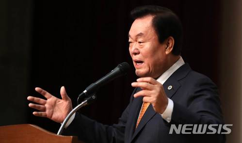 【서울=뉴시스】추상철 기자 = 김경재 한국자유총연맹 총재가 지난해 12월 서울 중구구민회관에서 열린 '자유민주시민의식 함양 강연 및 다짐대회'에서 연설을 하고 있다. 2017.12.01.scchoo@newsis.com