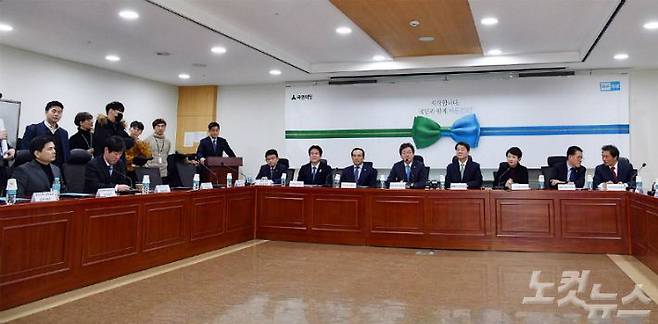 1일 오후 국회 의원회관에서 국민의당 안철수 대표와 바른정당 유승민 대표가 참석한 통합추진위원회 제2차 전체회의가 열리고 있다. (사진=윤창원 기자)