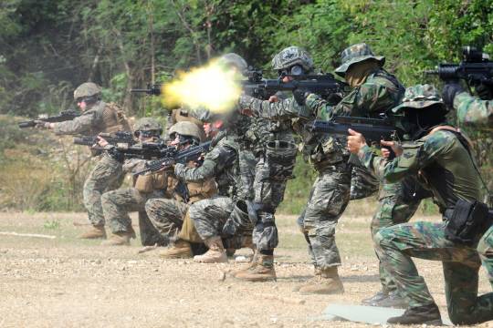 지난 2016년 코브라 골드 훈련에서 사격 훈련 중인 각국 특수부대원. 소총과 부가장비, 생존장비가 제각각이다. 미 해병대의 경우 분대 단위에서 운용 중인 무인항공기를 초소형으로 제작, 개별 병사에게 지급하는 방안을 강구 중이다. 소부대의 전투 정보 획득 능력과 생존성도 그만큼 높아질 것으로 보인다.