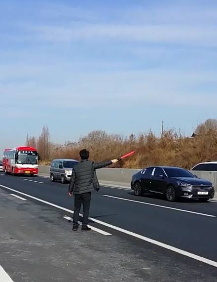 차량 정리하는 시민  (논산=연합뉴스) 2일 오전 11시 30분께 충남 논산시 연무읍 천안-논산고속도로 논산 방향 196.8㎞ 지점에서 넘어진 차량을 세운 뒤, 주변 차량 정리를 하고 있다. 2018.2.2 [독자 윤여원씨 촬영 제공=연합뉴스]