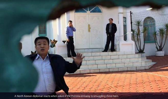 남아프리카공화국 주재 북한대사관을 찾아 코뿔소 뿔 밀매 관련 질문을 하는 연구진에게 거칠게 항의하는 북한 대사관 직원의 모습. [사진=The Global Initiative against Transnational Organized Crime]