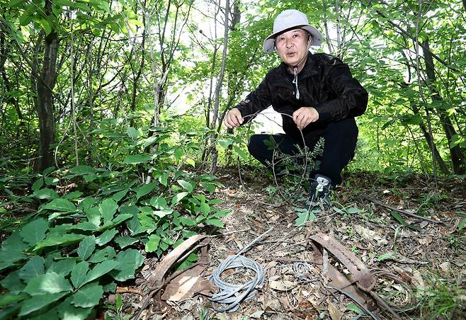 지리산자연환경생태보존회장인 우두성씨가 직접 수거한 불법 밀렵도구를 들고 밀렵의 문제점을 설명하고 있다. 프리랜서 오종찬