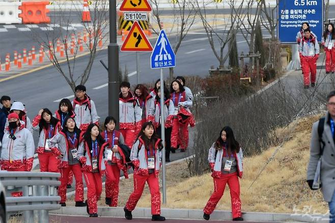 2일 오전 2018 평창동계올림픽 자원봉사자들이 강릉 아이스아레나로 출근을 하고 있다. (사진=이한형 기자)