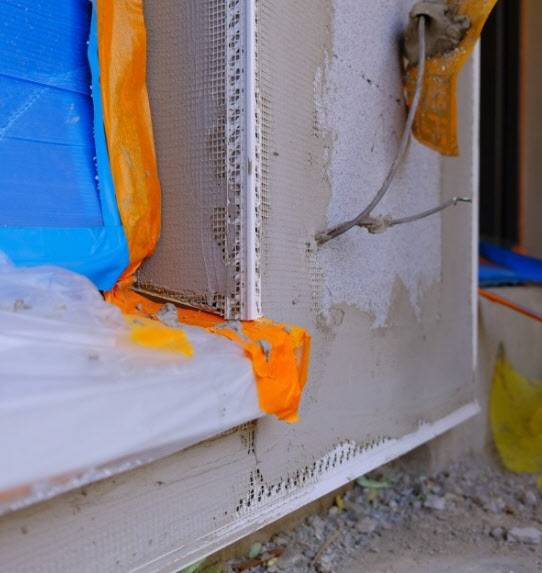 물끊기 플러싱과 코너 마감을 위해 몰딩을 사용한 사례. /Sto A&C