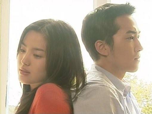 ‘가을동화’의 한 장면. 극중 준서와 은서는 어린 시절을 같이 보낸 남매다. 이들은 성인이 되어 서로 이룰 수 없는 사랑에 빠져 갈등한다. - 동아일보DB 제공