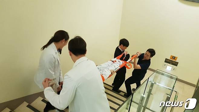 화재사고를 상정해 환자를 대피시키는 훈련을 진행 중인 세브란스 치과대학병원 직원들.© News1