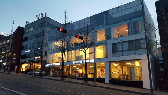 미국 유명 의류 브랜드 매장을 밀어내고 들어선 논현동 라이브북스는 365일 문을 연다. 김동호 기자