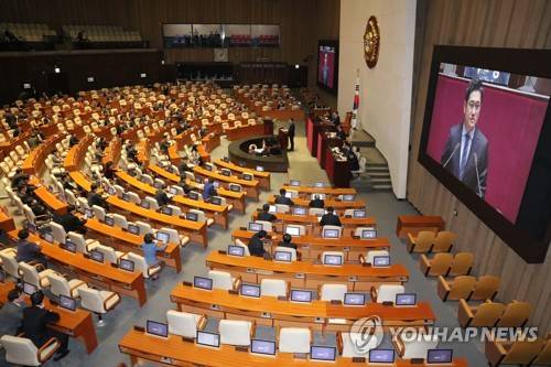 오신환 비교섭단체 대표연설 (서울=연합뉴스) 백승렬 기자 = 바른정당 오신환 원내대표가 5일 국회 본회의에서 비교섭단체 대표연설을 하고 있다.     srbaek@yna.co.kr