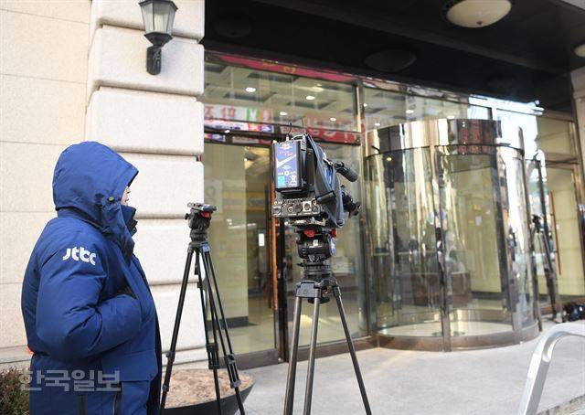 이명박 전 대통령의 검찰 소환이 초읽기에 들어간 것으로 알려진 5일 오후 강남구 삼성동 이 명박 전 대통령의 사무실이 있는 건물 앞에서 취재진이 이 전 대통령을 기다리고 있다. 신상순 선임기자