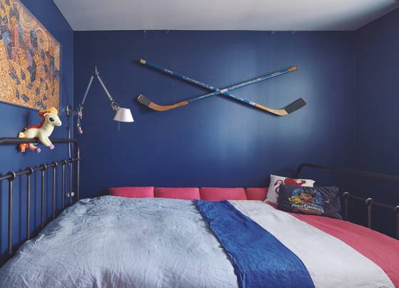 군청색의 아들 방은 차가워보이지 않을까 생각했지만 아늑하고 세련돼 보였다. [양성모 프리랜서]