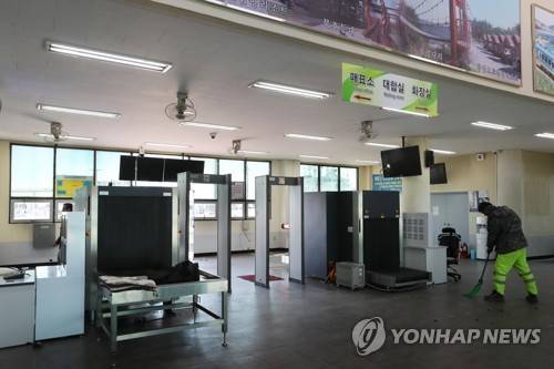 [올림픽] 묵호항에 설치되는 검색대 (동해=연합뉴스) 임병식 기자 = 6일 강원도 동해시 묵호항에서 항만 관계자들이 북한 만경봉 92호 입항을 위해 검색대를 설치한 뒤 주변을 정리하고 있다.      평창동계올림픽을 계기로 강릉과 서울에서 공연할 북한 예술단 본진을 태운 만경봉 92호는 이날 오후 5시께 묵호항으로 들어올 예정이다.    andphotodo@yna.co.kr