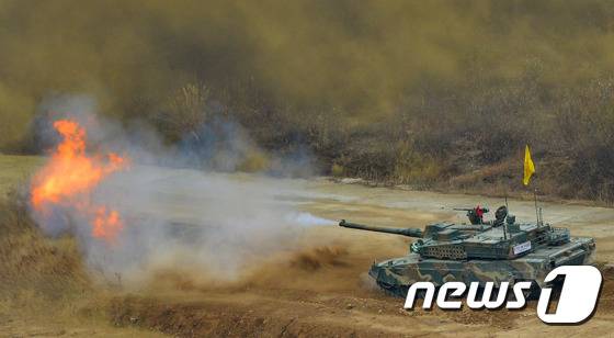 3일 경기도 포천시 승진과학화훈련장에서 열린 육군 제20기계화보병사단 공지합동훈련에서 K-2 흑표전차가 적진으로 전진하며 사격하고 있다. 2016.11.3/뉴스1 © News1 김명섭 기자