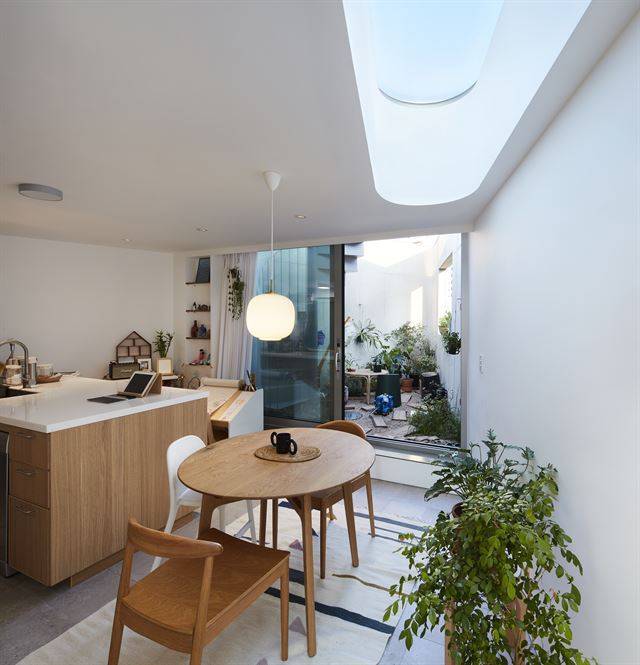 6층의 주거. 삼각형의 가장 날카로운 부분에 발코니를 만들어 재미있는 공간으로 바꿨다. 김용관 건축사진작가 제공