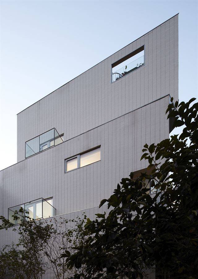 남쪽에서 본 호텔 어라운드. 철도가 다니는 북쪽에 창문을 내지 않은 대신 남쪽에 천창과 발코니를 만들어 밖으로 활짝 열었다. 김용관 건축사진작가 제공