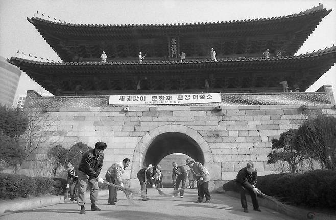 1985년 새해를 맞아 대청소 중인 숭례문.[사진 국가기록원]