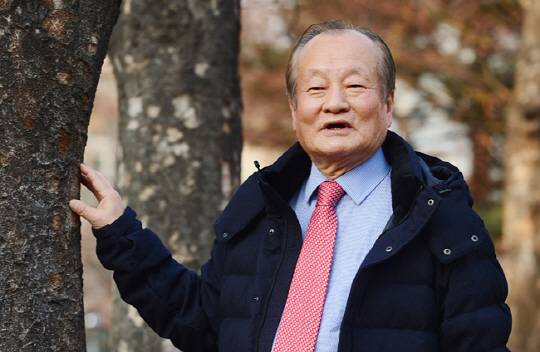 영화 ‘1987’에서 배우 하정우가 연기한 ‘최 검사’의 실제 모델인 최환 변호사가 지난 2일 서울 서초구 반포동에 있는 자신의 사무실 인근 공원에서 ‘박종철 고문치사 사건’ 당시를 설명하고 있다.  신창섭 기자 bluesky@