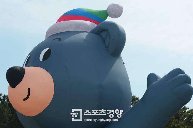 ‘노스페이스 100 코리아’가 지난해 강원도 강릉시 일대에서 진행된 가운데 평창올림픽 마스코트 반다비 모형이 전시되고 있다. 이선명 기자 57km@kyunghyang.com