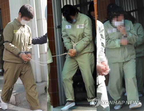 수의 입은 고준희양 암매장 피고인들 (전주=연합뉴스) 김동철 기자 = 고준희(5)양 암매장 사건 피고인인 친부 고모(37·왼쪽부터)씨와 고씨 동거녀 이모(36)씨, 이씨 모친 김모(62)씨가 7일 전주지법 2호 법정에서 첫 재판을 받고서 교도소로 향하고 있다. 2018.2.7      sollenso@yna.co.kr