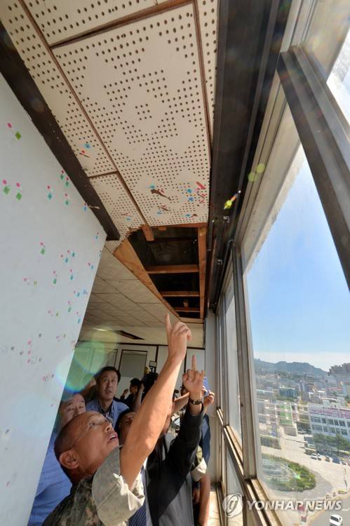 전일빌딩 10층서 발견된 탄흔 현장조사 [연합뉴스 자료사진]