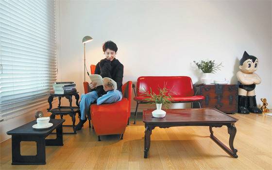 소반이 다시 우리 생활 속으로 들어오고 있다. 소반 콜렉터이자 애호가인 도예가 이정은씨는 집에서 오래된 소반을 쌓아 선반이나 사이드 테이블로 사용한다. 현대 가구인 소파와도 제법 잘 어울린다. 오종택 기자