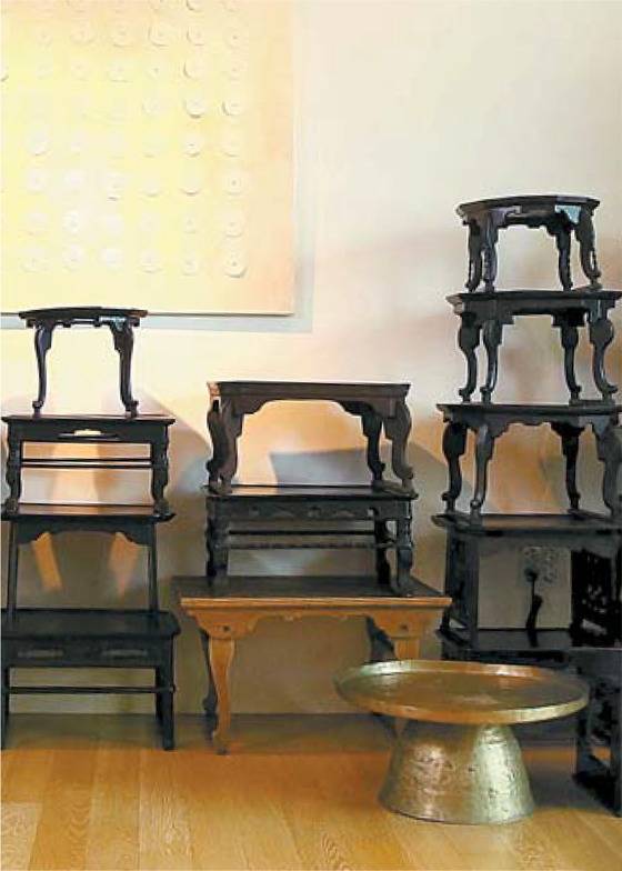 이정은씨의 거실 한편에는 약 서른 개의 소반이 쌓여 있다. 그냥 쌓아뒀을 뿐인데 멋스러워 보인다.