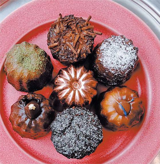 합정동 안쪽 한적한 골목에 자리하고 있지만 까눌레를 맛보러 찾아오는 사람들의 발길이 끊이지 않는다.