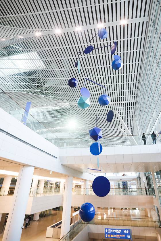 2 터미널에 설치된 미술가 자비에 베이앙 작가의 ‘그레이트 모빌’. [인천공항공사]