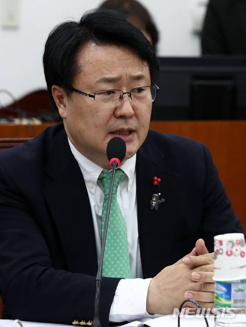 【서울=뉴시스】이영환 기자 = 12일 오전 서울 여의도 국회 제5회의장에서 열린 사법개혁특별위원회 전체회의에 참석한 국민의당 간사인 송기석 의원이 인사말을 하고 있다. 2018.01.12.  20hwan@newsis.com