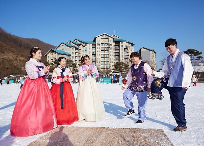 곤지암리조트에서 제기차기 대결이 펼쳐지고 있다. 사진 | 곤지암리조트