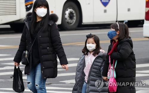 마스크 착용한 가족 [연합뉴스 자료사진]