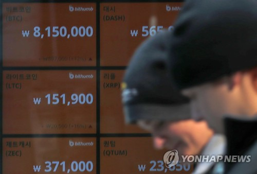 가상화폐 롤러코스터 장세 (서울=연합뉴스) 이정훈 기자 = 7일 오후 서울 중구 가상화폐거래소 빗썸 전광판에 표시된 비트코인 가격이 800만 원대를 가리키고 있다.      비트코인 가격은 전날 6천 달러 밑으로 곤두박질친 뒤 이날 반등을 시도하고 있다. 2018.2.7      uwg806@yna.co.kr