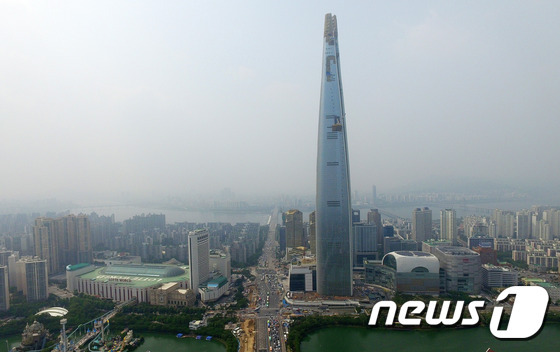 서울 잠실 롯데 월드타워 일대 부지 전경. 뉴스1 © News1 박세연 기자