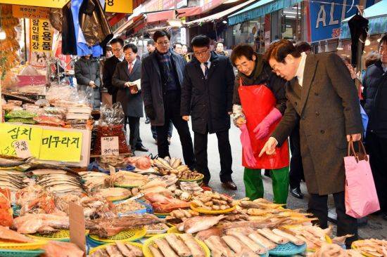 이재명 성남시장이 직원들과 현대시장을 찾아 장을 보고 있다.