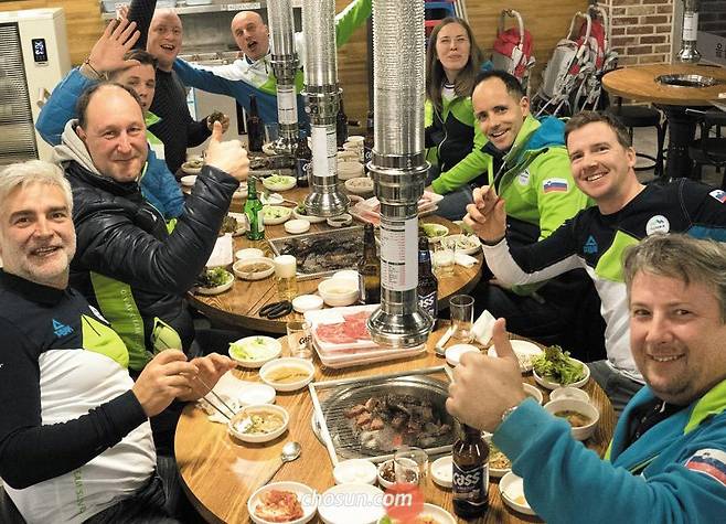 7일 강원도 평창의 한 고깃집에서 슬로베니아 올림픽 대표팀 관계자들이 식사를 하고 있다. /고운호 기자